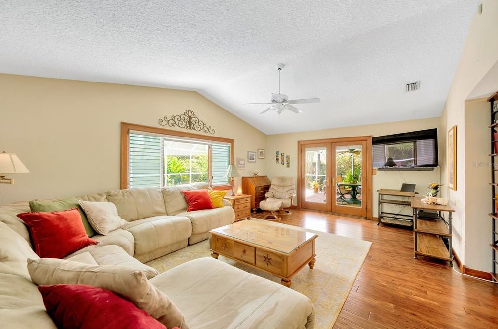 1514 Woonsocket Ln, Brandon FL  33511-1823 exterior