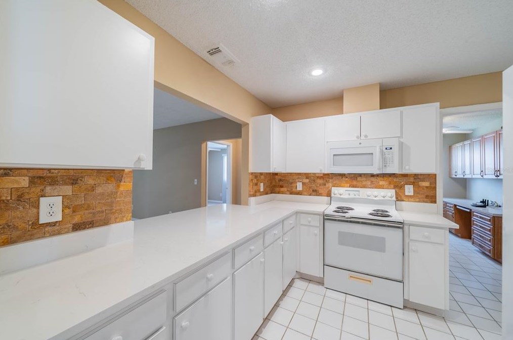 806 Bluewater Dr, Ruskin FL  33573-6277 exterior