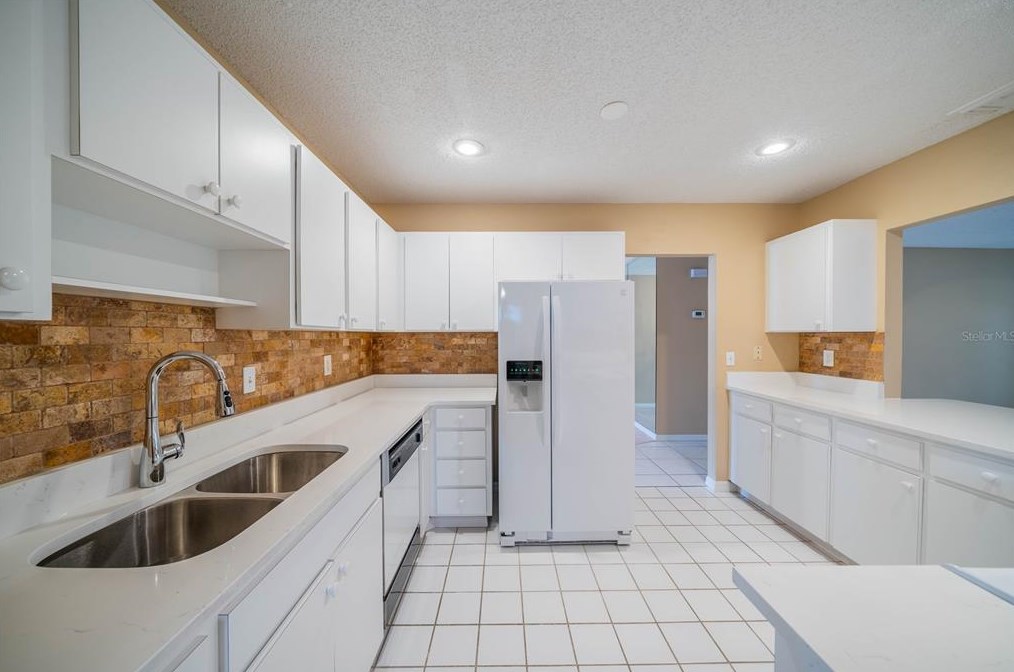 806 Bluewater Dr, Ruskin FL  33573-6277 exterior