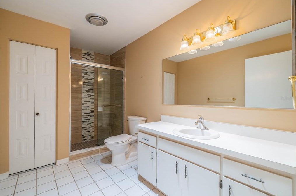 806 Bluewater Dr, Ruskin FL  33573-6277 exterior