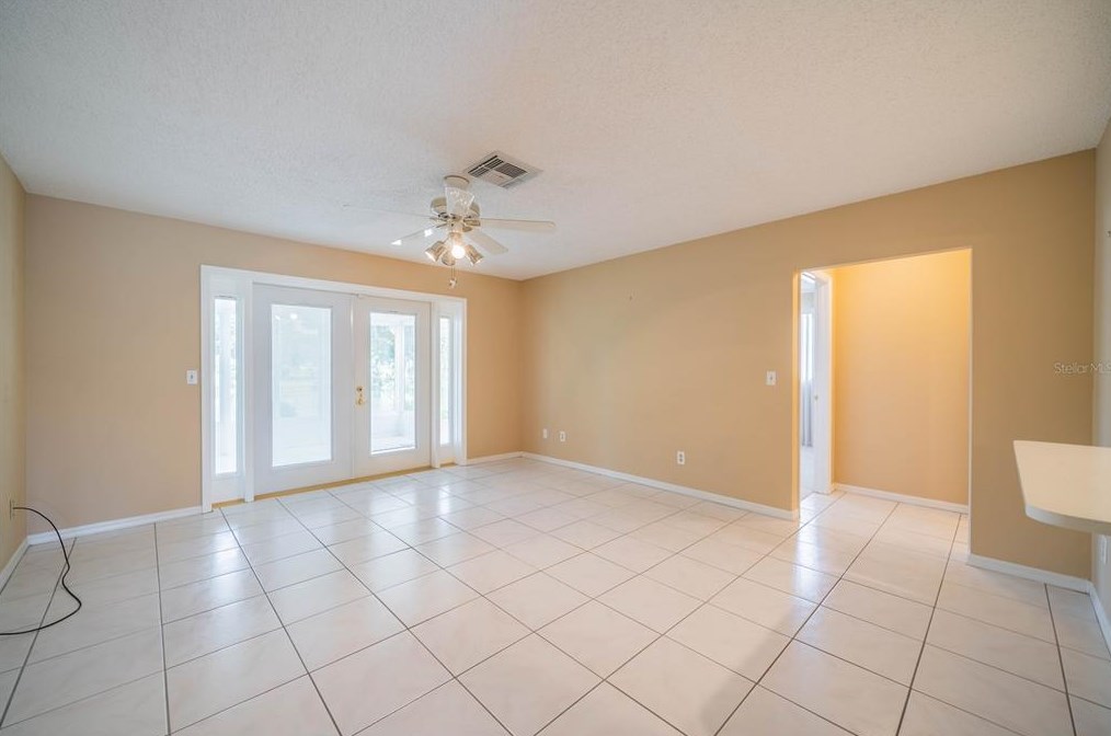 806 Bluewater Dr, Ruskin FL  33573-6277 exterior