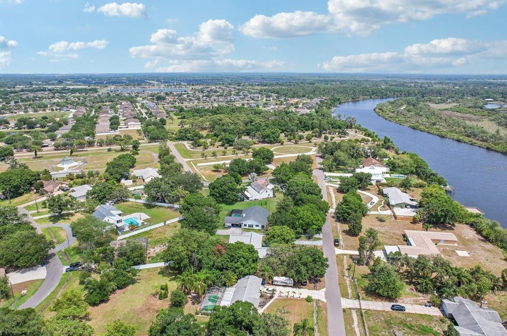 315 Manatee Dr, Ruskin FL  33570-5630 exterior