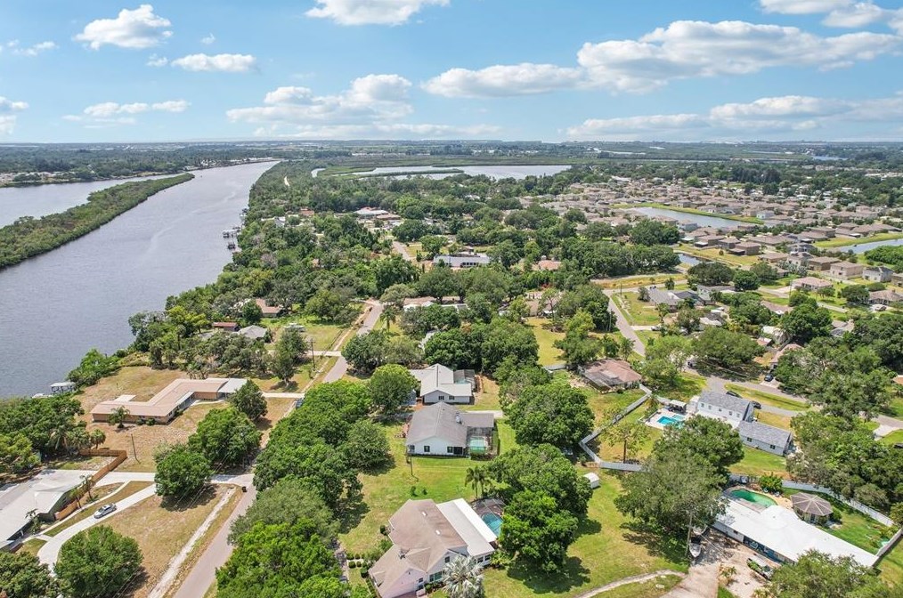 315 Manatee Dr, Ruskin FL  33570-5630 exterior