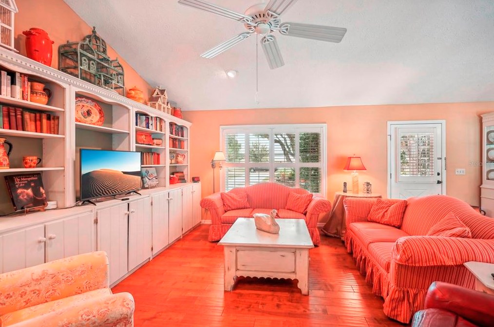 315 Manatee Dr, Ruskin FL  33570-5630 exterior