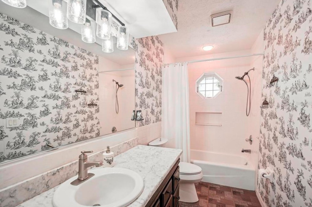 315 Manatee Dr, Ruskin FL  33570-5630 exterior