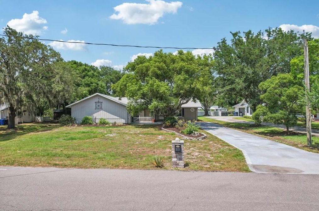 315 Manatee Dr, Ruskin FL  33570-5630 exterior
