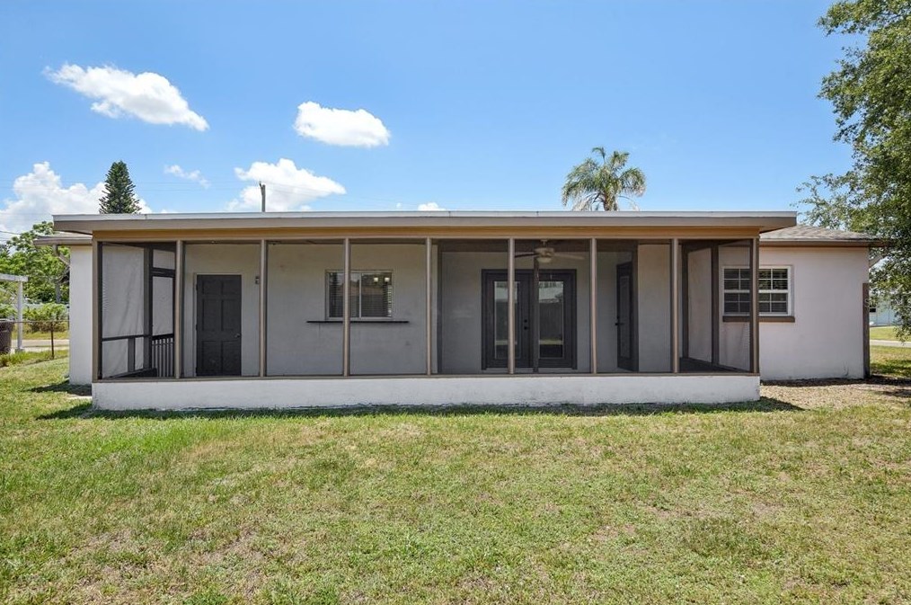 557 Flame Tree Dr, Ruskin FL  33572-2515 exterior
