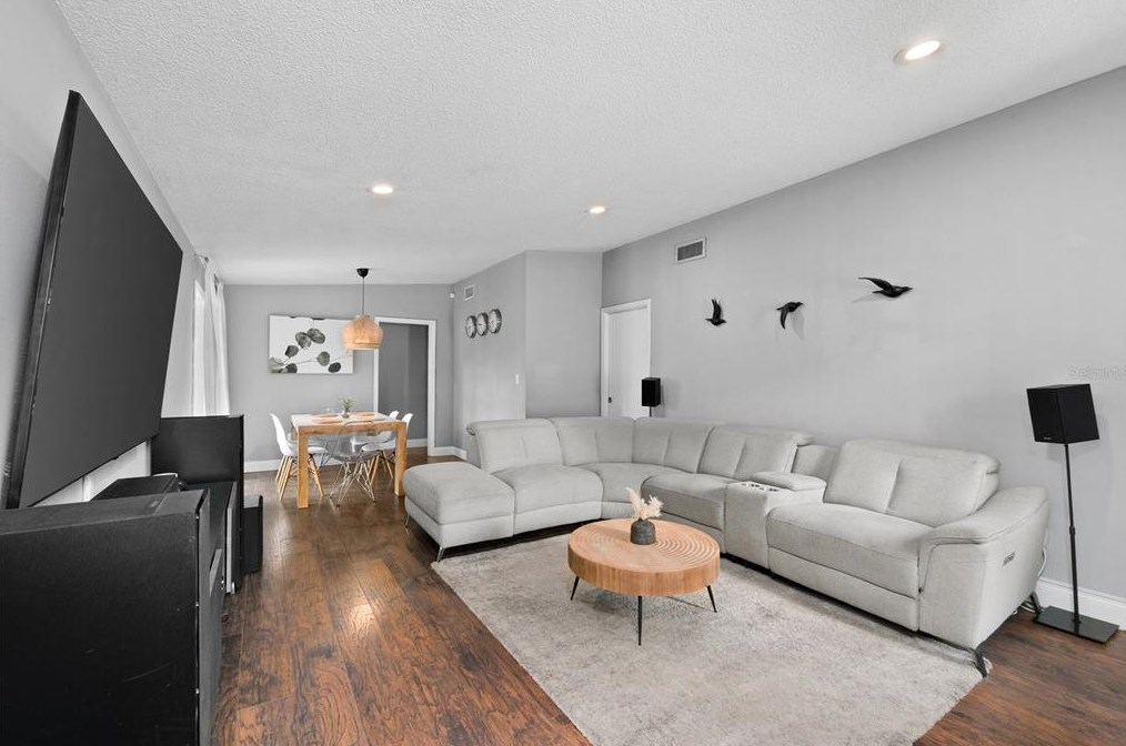 416 Berwick Ave, Tampa FL 33617-7810 exterior