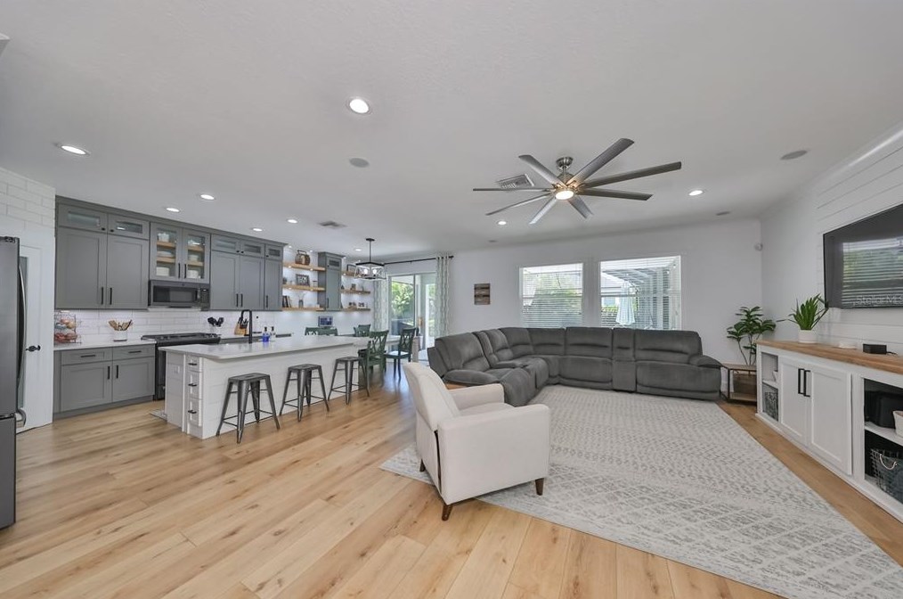 6903 Old Benton Dr, Ruskin FL  33572-1763 exterior