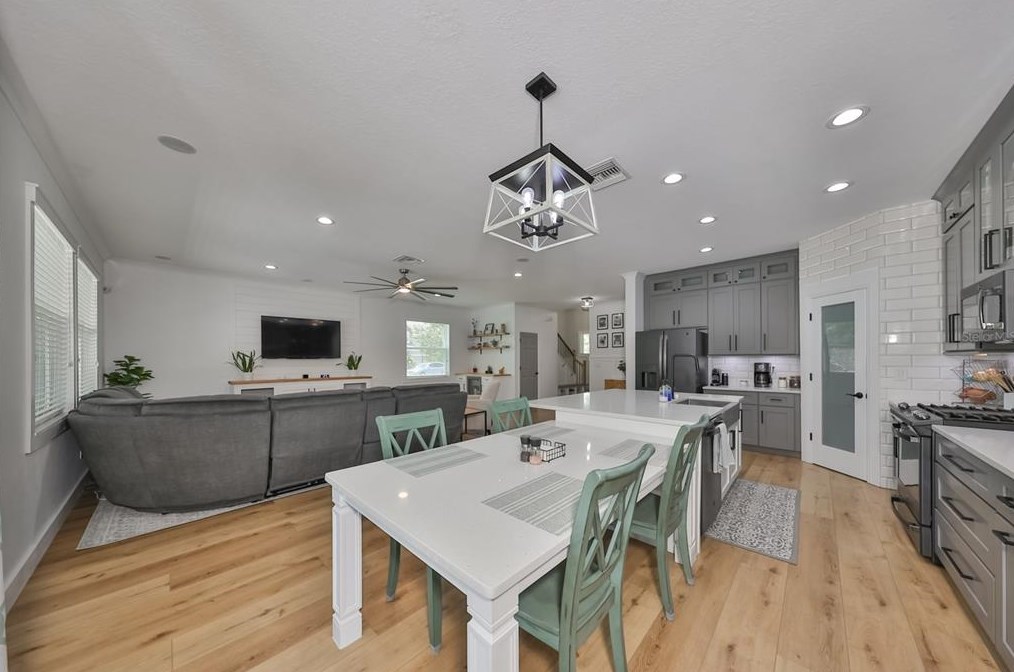 6903 Old Benton Dr, Ruskin FL  33572-1765 exterior