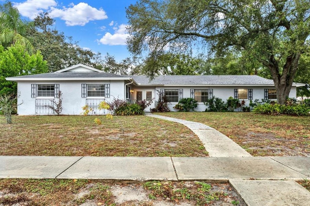 518 Coach Ln, Tampa, FL 33617-3717