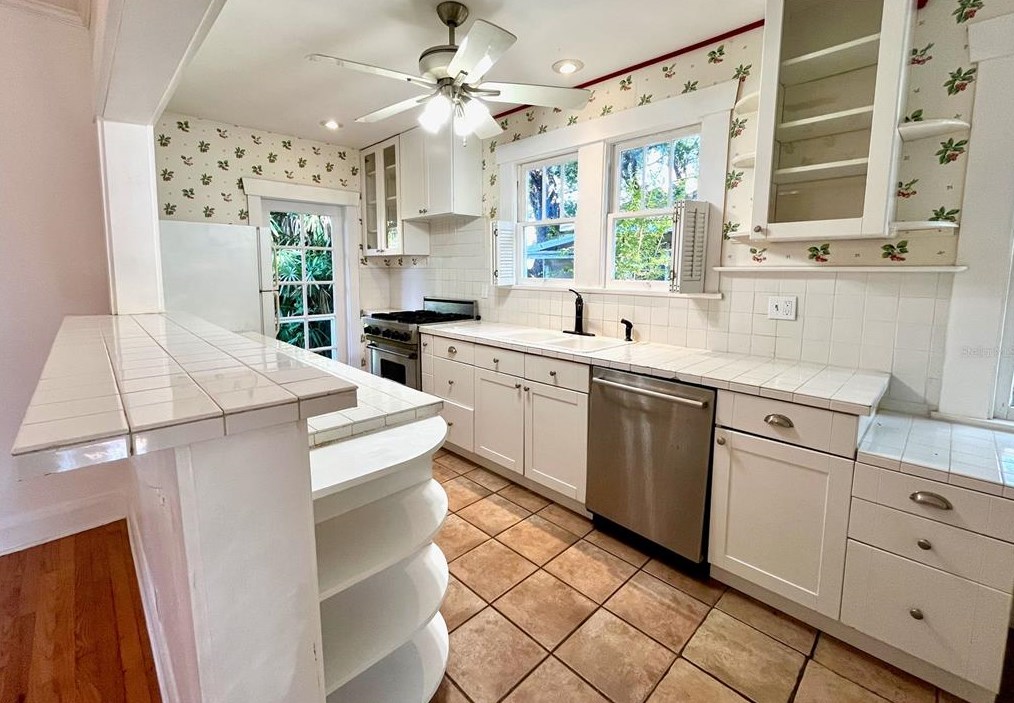 5706 9th St, Tampa FL 33604-6863 exterior