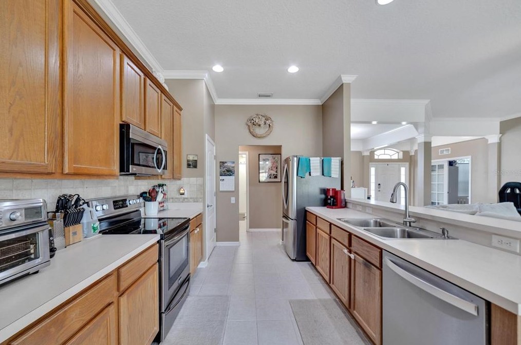 5918 Riva Rdg Dr, Zephyrhills FL 33544-6516 exterior