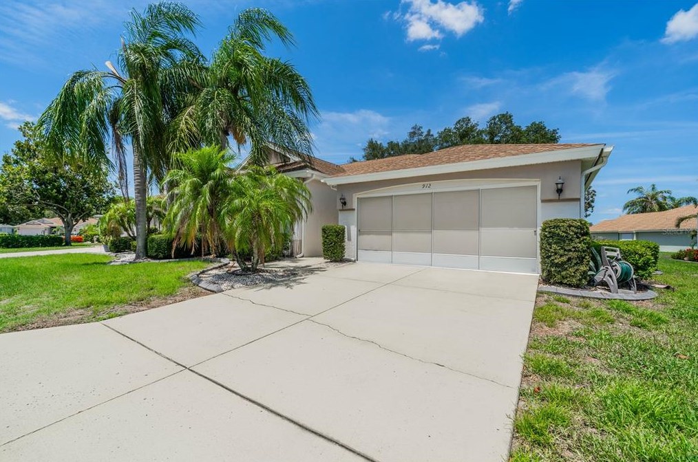 912 Oxford Park Dr, Ruskin, FL 33573