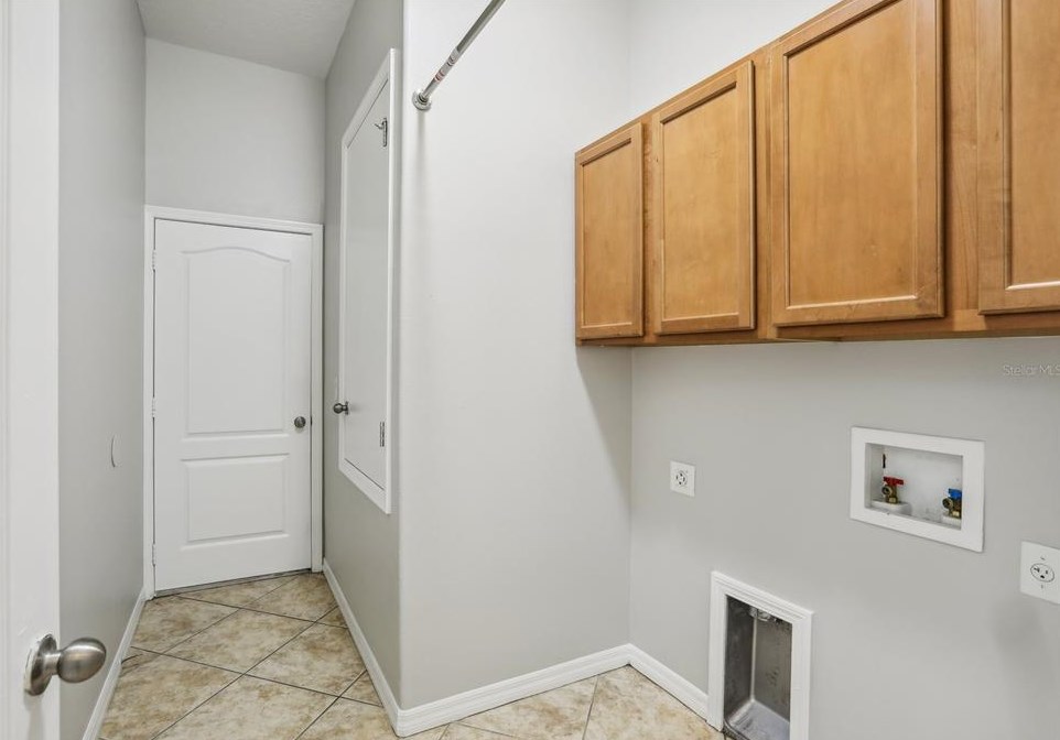 8002 Alamosa Wood Ave, Ruskin FL 33573-0144 exterior