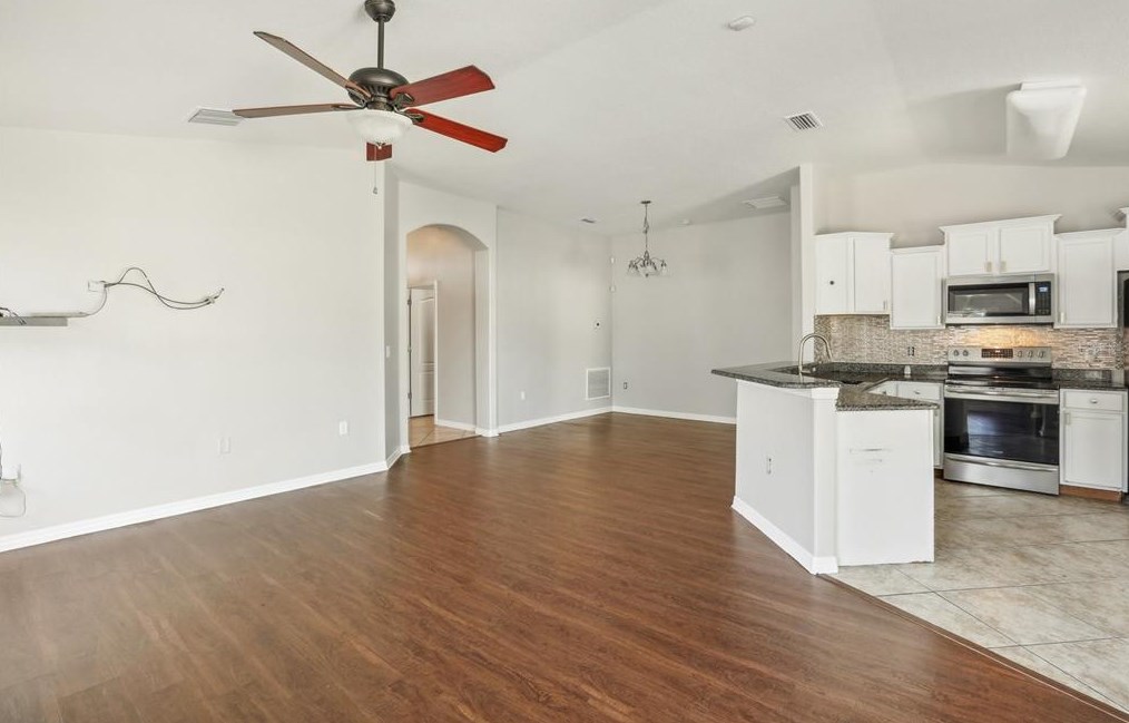 8002 Alamosa Wood Ave, Ruskin FL 33573-0144 exterior