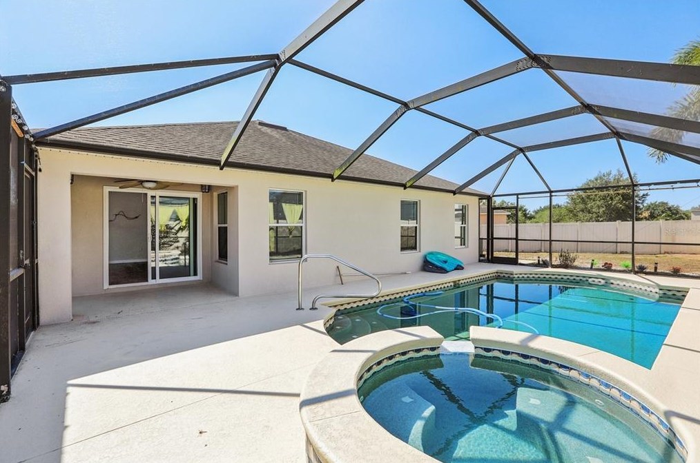 8002 Alamosa Wood Ave, Ruskin FL 33573-0144 exterior