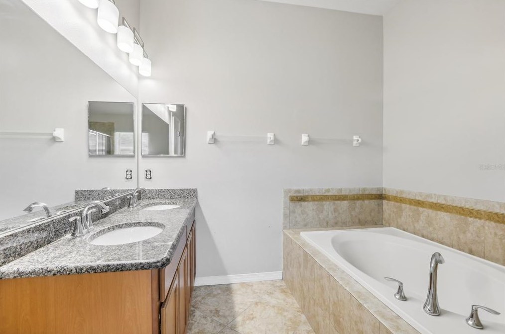 8002 Alamosa Wood Ave, Ruskin FL 33573-0144 exterior