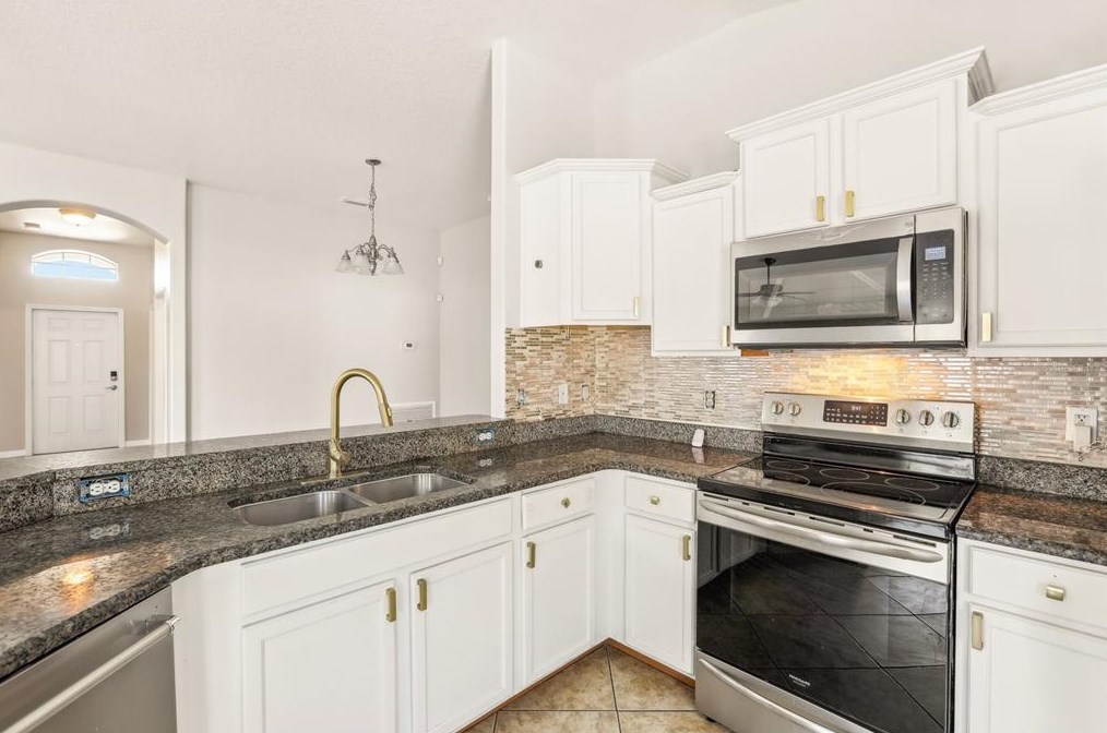 8002 Alamosa Wood Ave, Ruskin FL 33573-0144 exterior