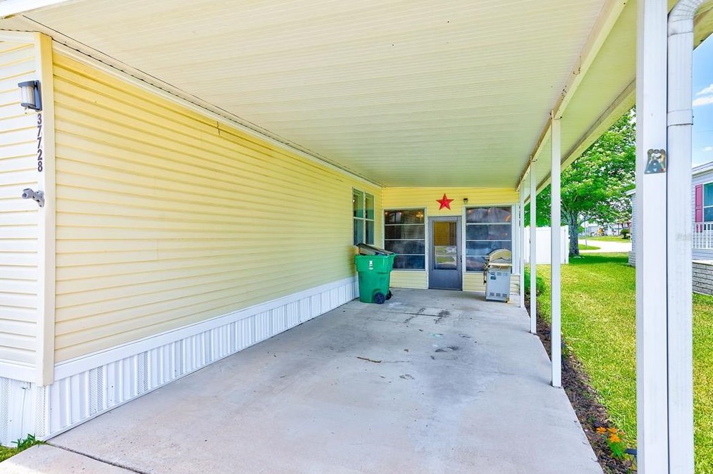 37728 Newport Dr, Zephyrhills, FL 33542-7923