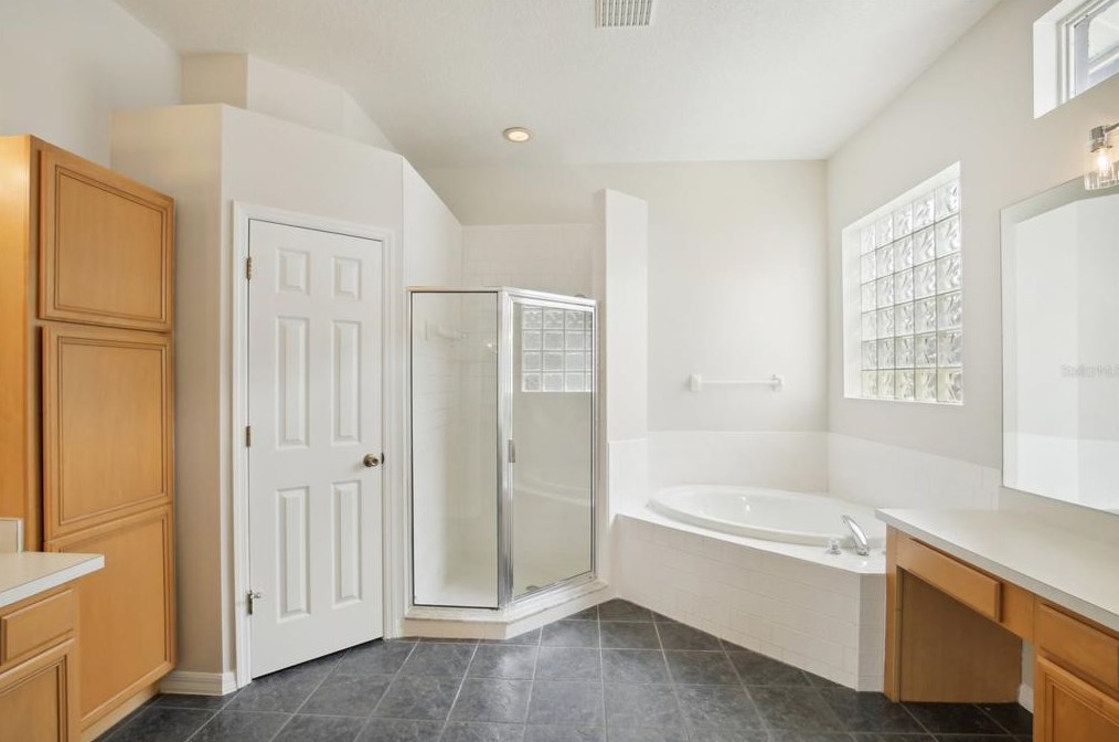 10010 Kingshyre Way, Tampa FL 33647-2875 exterior