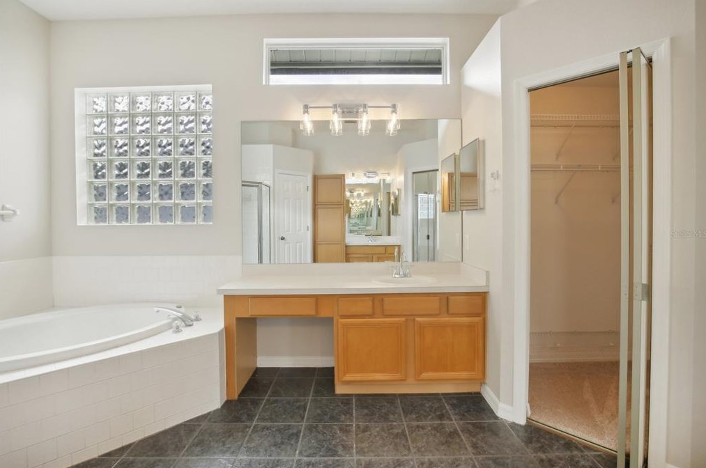 10010 Kingshyre Way, Tampa FL 33647-2875 exterior