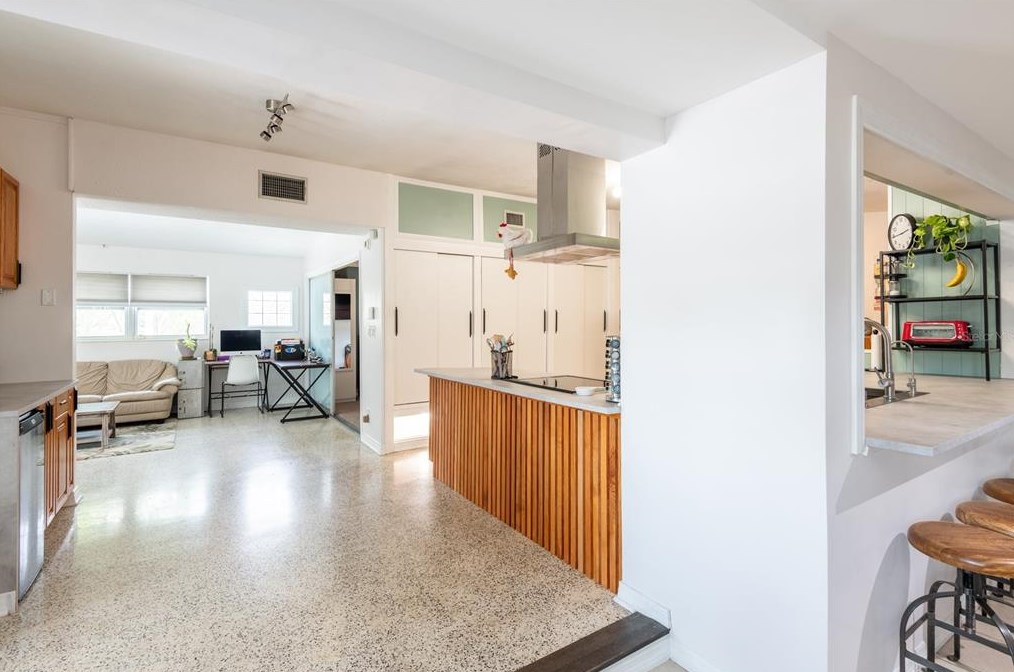 811 River Dr, Tampa FL  33617-7839 exterior