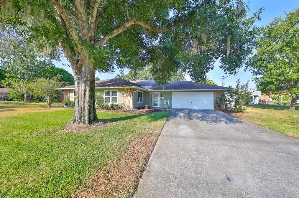 220 Coleman Dr, Winter Haven, FL 33884-2553