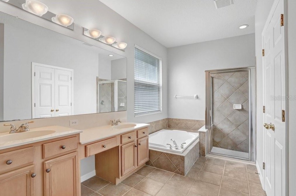 10027 Brompton Dr, Tampa FL 33626-5125 exterior