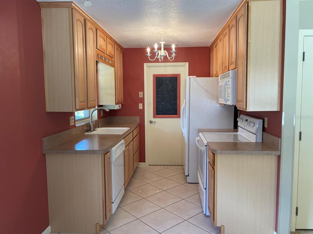 3001 Willow Dr, Plant City, FL 33566-4067