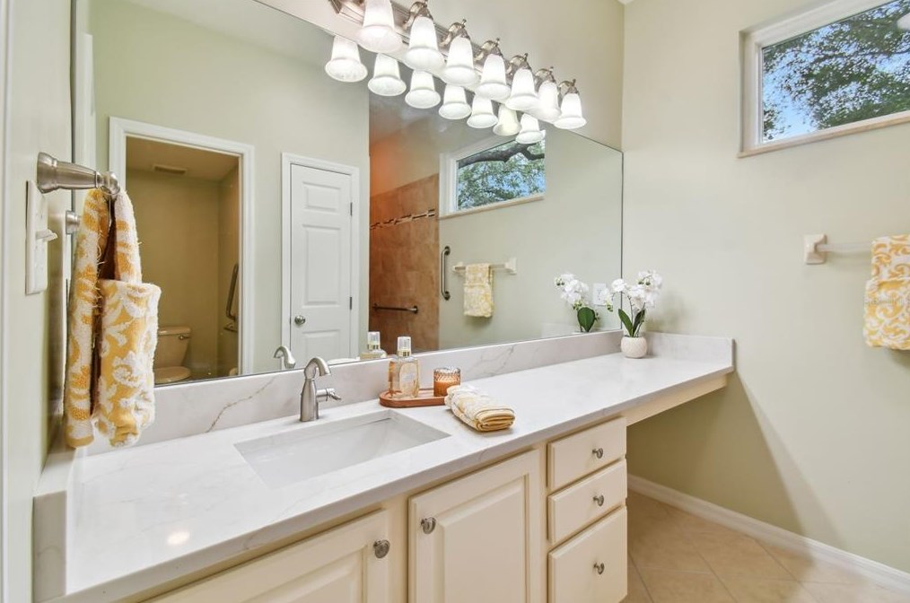 8635 Alexandra Arbor Ln, Tampa FL 33637-6330 exterior