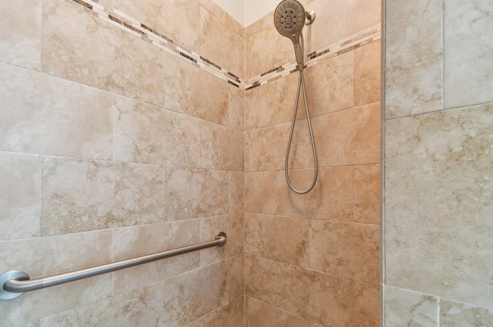 8635 Alexandra Arbor Ln, Tampa FL 33637-6330 exterior