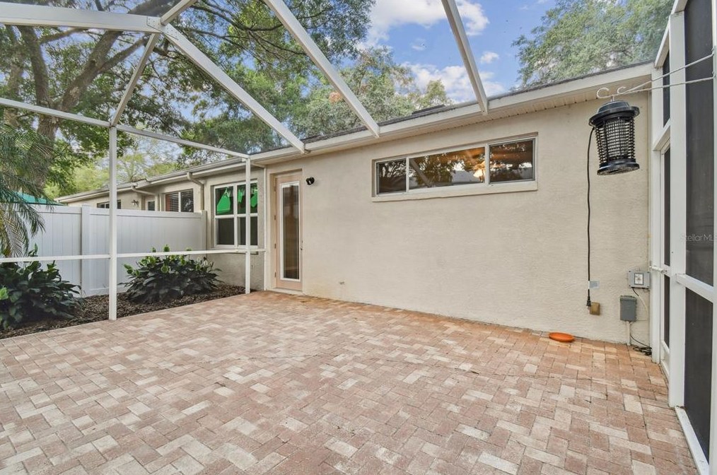 8635 Alexandra Arbor Ln, Tampa FL 33637-6330 exterior