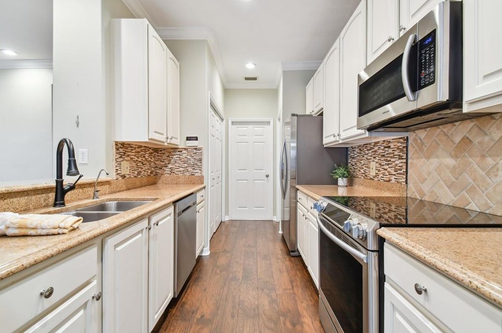 8635 Alexandra Arbor Ln, Tampa FL 33637-6330 exterior