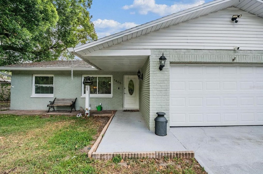 1405 Oak Valley Dr, Seffner, FL 33584
