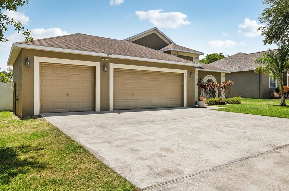 2328 Towering Oaks Cir, Seffner, FL 33584