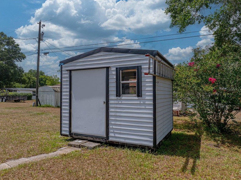 39055 Park Dr, Zephyrhills FL 33542-4654 exterior