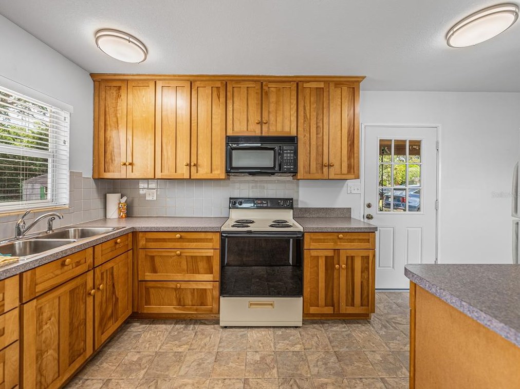 39055 Park Dr, Zephyrhills FL 33542-4654 exterior