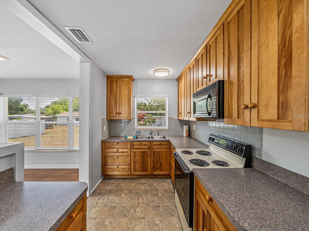 39055 Park Dr, Zephyrhills FL 33542-4654 exterior