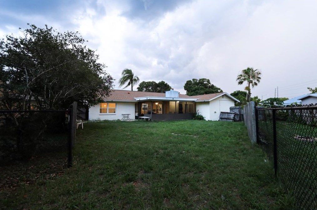 5929 72 St, Saint Petersburg FL  33710-4660 exterior