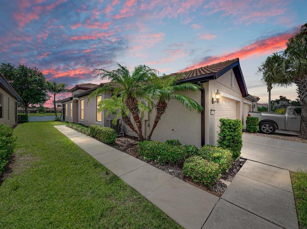 5482 Sunset Falls Dr, Ruskin, FL 33572