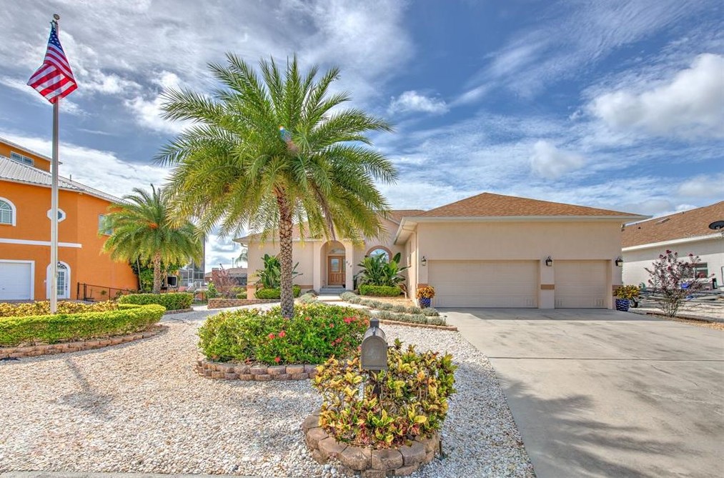 816 Golf Island Dr, Ruskin, FL 33572