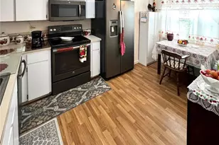 35226 Janine Dr, Zephyrhills, FL 33541 - Photo 10