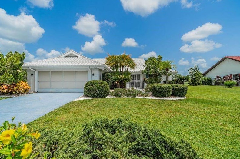 1725 Wolf Laurel Dr, Ruskin, FL 33573
