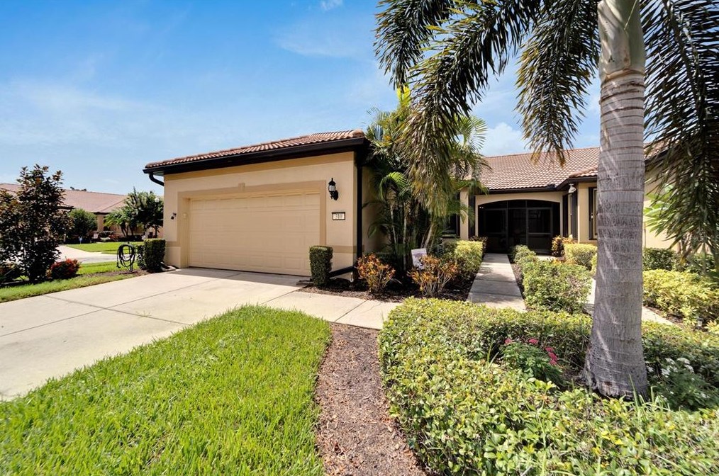 310 Bluewater Falls Ct, Ruskin, FL 33572