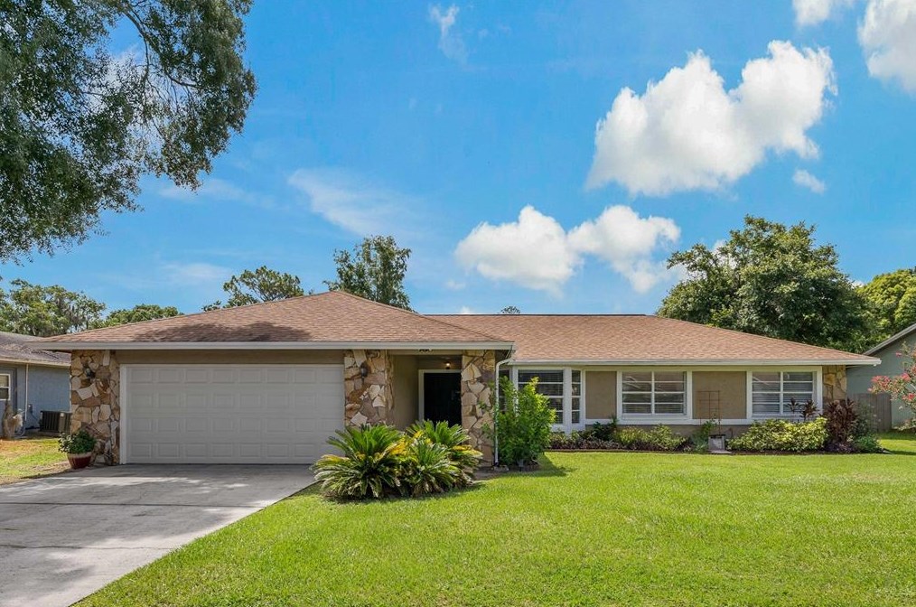 1420 Sandalwood Dr, Plant City, FL 33563