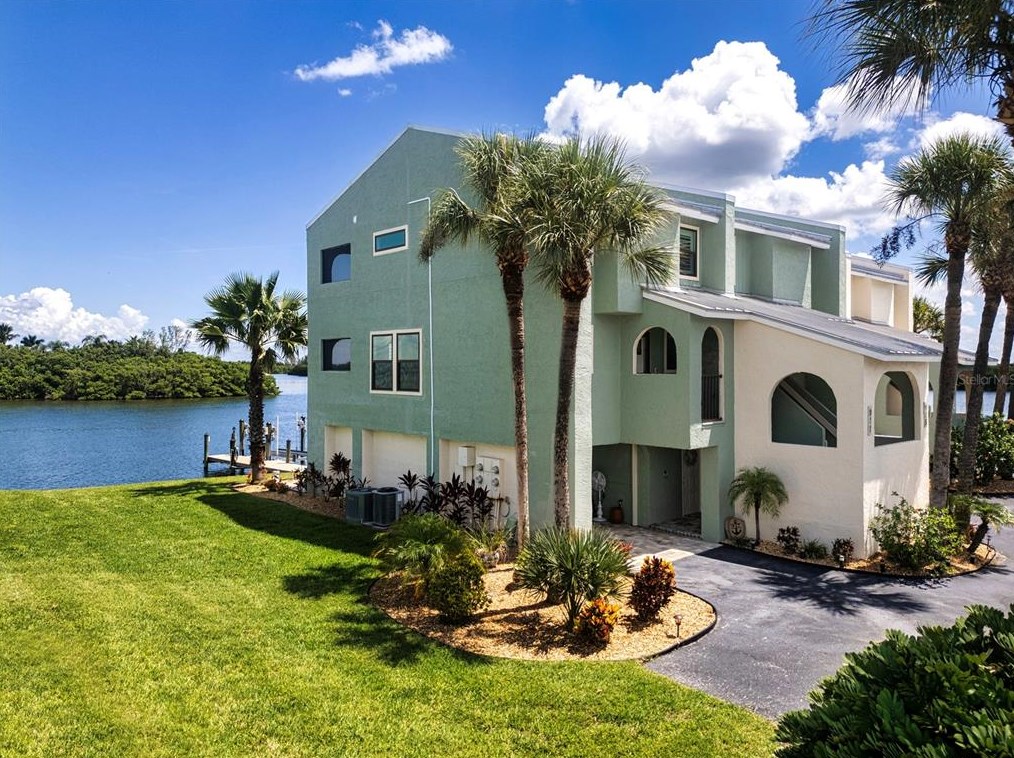 917 Bahia Del Sol Dr, Ruskin, FL 33570