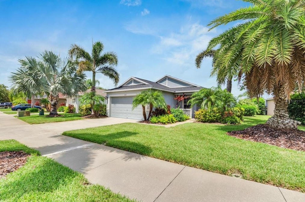 907 Seminole Sky Dr, Ruskin, FL 33570