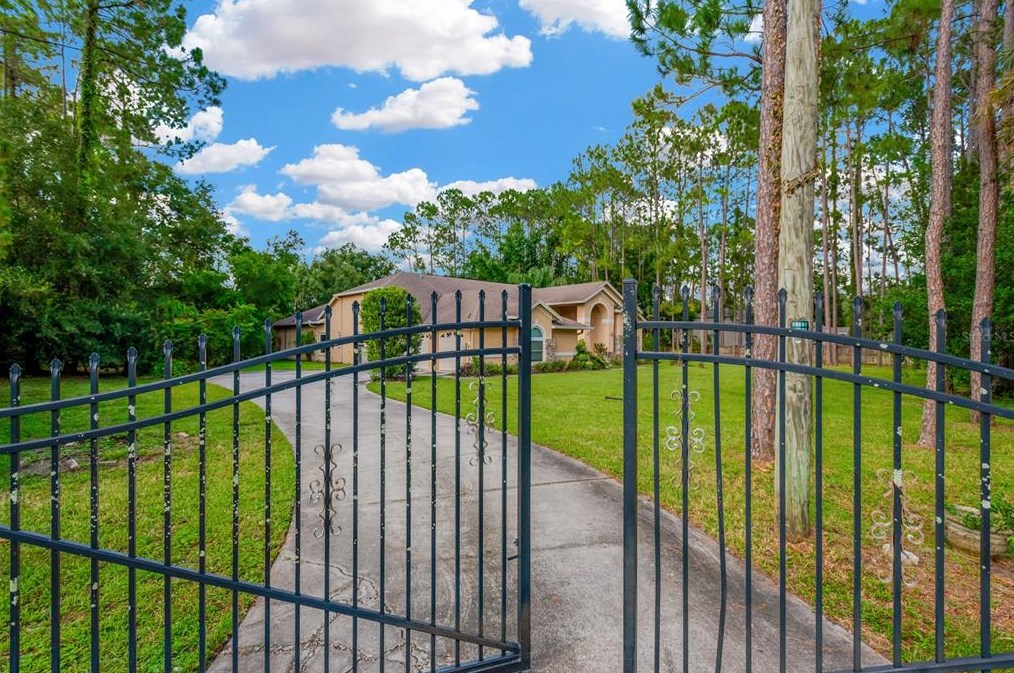 18811 Victor Manuel Dr, Lutz, FL 33548