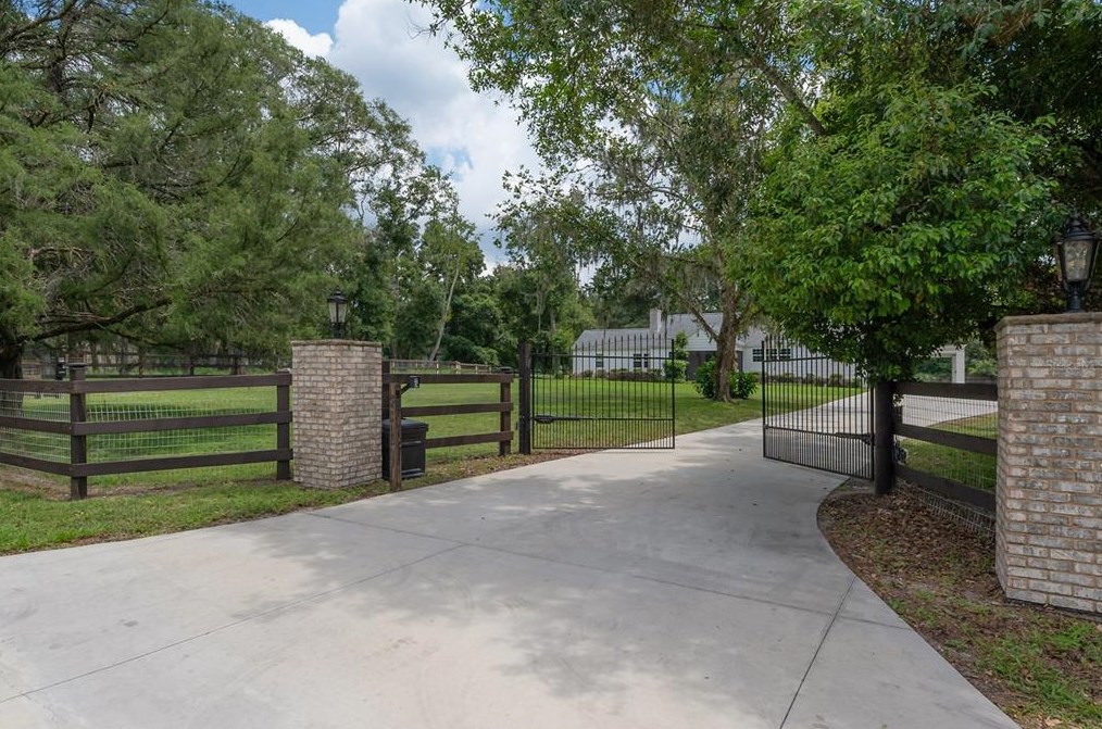 1223 Whitaker Rd, Lutz, FL 33549